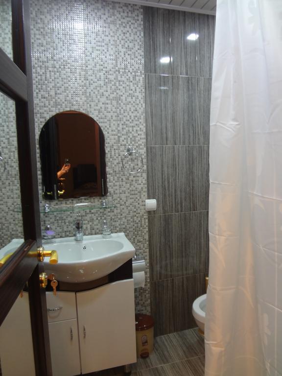 Modern Komitas Flat Hotel Yerevan Room photo
